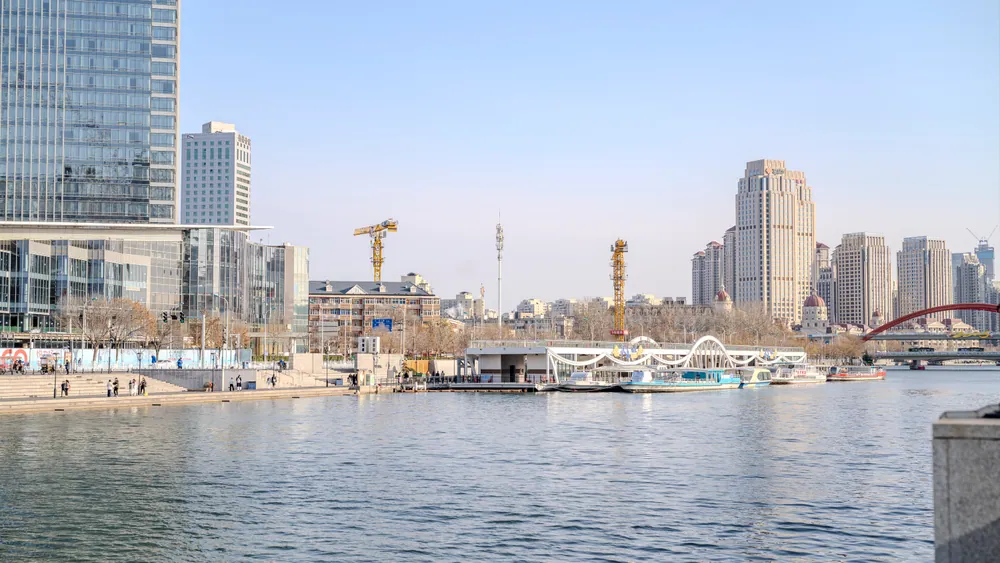 河流、桥梁与天津沿岸城市建筑